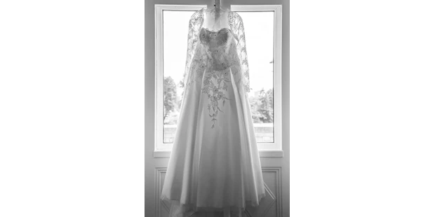 Hochzeitsfotos - Art des Shootings: Trash your Dress - Maria-Lanzendorf - Was als Erinnerung bei keiner Hochzeit fehlen darf ist ein Foto, welches die Eleganz des Brautkleides noch mehr unterstreicht.  - diePhotoSchmiede by Johannes Friedl