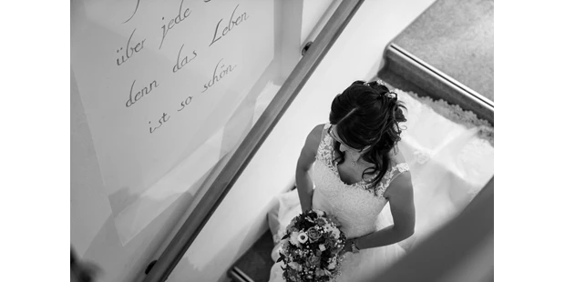 Hochzeitsfotos - Art des Shootings: Trash your Dress - Maria-Lanzendorf - Beim Paarshooting steht manchmal doch "nur" einer im Vordergrund und wird entsprechend in Szene gesetzt - meistens ist es die Braut :-) - diePhotoSchmiede by Johannes Friedl
