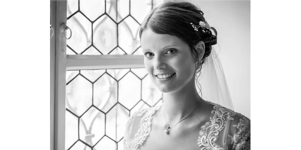 Hochzeitsfotos - Art des Shootings: Trash your Dress - Maria-Lanzendorf - Beim Paarshooting steht manchmal doch "nur" einer im Vordergrund und wird entsprechend in Szene gesetzt - meistens ist es die Braut :-) - diePhotoSchmiede by Johannes Friedl