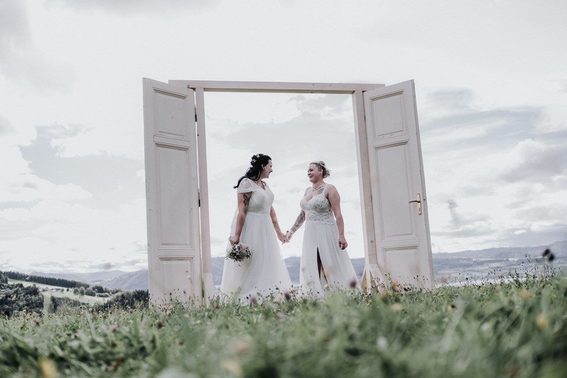 Hochzeitsfotograf: Love is Love bei der freien Trauung von Lisa und Melanie am Attersee - Barbara Weber Photography