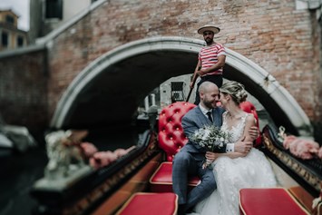 Hochzeitsfotograf: Traumhochzeit in einer venezianischen Gondel - Barbara Weber Photography