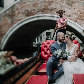 Hochzeitsfotograf: Traumhochzeit in einer venezianischen Gondel - Shots Of Love - Barbara Weber Photography
