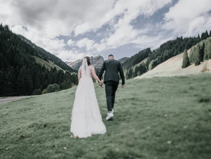 Hochzeitsfotos - Wildsteig - Hochzeit auf der Pulvermacheralm mit Bergpanorama - Shots Of Love - Barbara Weber Photography