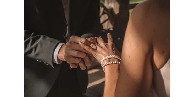 Hochzeitsfotos - Villach - ch bin Hochzeitsfotograf in Kärnten, lebe mit meiner Familie in Villach und gebe alles für, gutes Essen, schöne Sommertage, jede menge Spass, meine FAMILIE und nicht zu vergessen Destination Hochzeitsfotograf Klagenfurt am Wörthersee, Wien, Österreich, Bled Slowenien, Ljubljana Slowenien, Kroatien Hochzeitsfotos Österreich Wien
Wien  Herzliche und professionelle Betreuung Die Hochzeit - Einer der schönsten Tage im Leben!
Es ist immer etwas ganz besonderes ein Paar von den frühen Morgenstunden an zu begleiten, die Aufregung zu spüren, die Liebesgeschichte zu sehen. Wir freuen uns von euch zu hören! Liebe Grüße
 Hochzeitsfotografen in Kärnten - Hochzeit Fotograf Kärnten