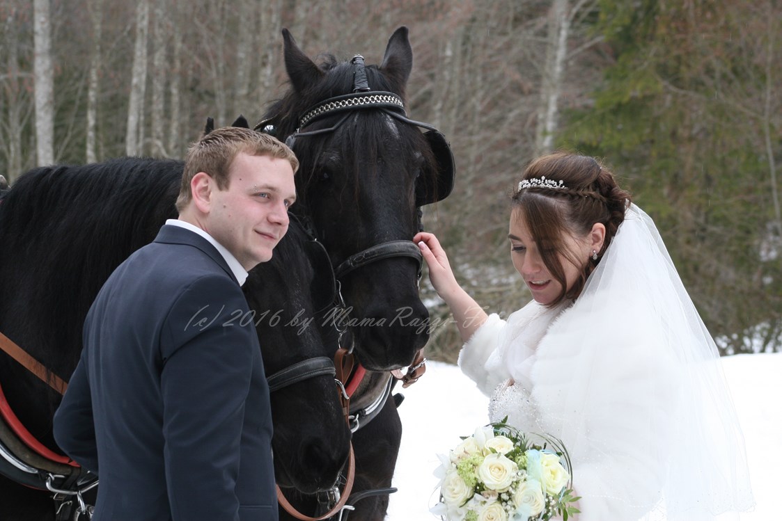 Hochzeitsfotograf: Wir wünschen dem Brautpaar alles Gute für die Zukunft...
(c)2016 by Paparazzi-Tirol | mamaRazzi-foto - Paparazzi Tirol | MamaRazzi - Foto | Isabella Seidl Photography