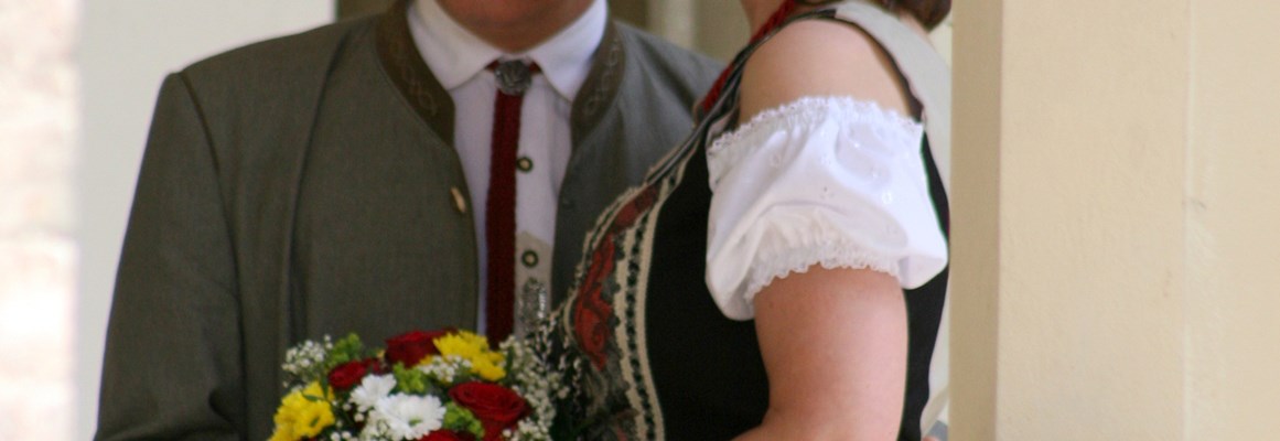 Hochzeitsfotograf: Michael und Martina
Standesamtliche Trauung inTracht
(c)2016 by Paparazzi-Tirol | mamaRazzi-foto
 - Paparazzi Tirol | MamaRazzi - Foto | Isabella Seidl Photography