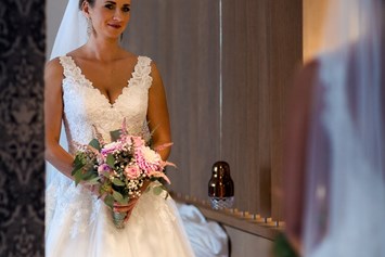 Hochzeitsfotograf: Getting ready im Seehotel das Traunsee - Visual Wedding – Martin & Katrin
