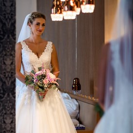 Hochzeitsfotograf: Getting ready im Seehotel das Traunsee - Visual Wedding – Martin & Katrin