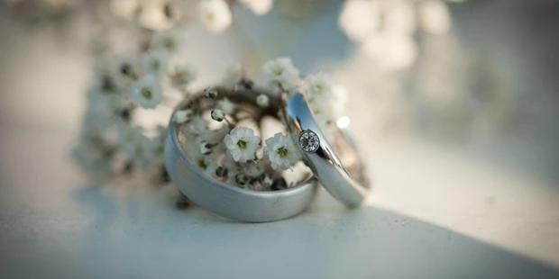 Hochzeitsfotos - Art des Shootings: Prewedding Shooting - Horben - Die Trauringe dienen als ideales Sujet für ein treffendes Hochzeitsbild für Dankeskarten. - Fotografie by Carole Fleischmann