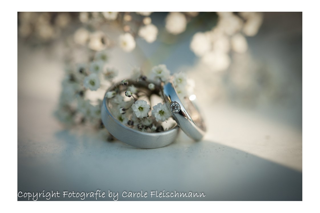 Hochzeitsfotograf: Die Trauringe dienen als ideales Sujet für ein treffendes Hochzeitsbild für Dankeskarten. - Fotografie by Carole Fleischmann