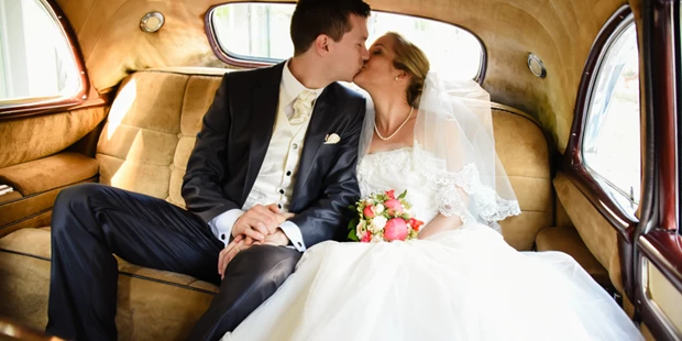 Hochzeitsfotos - Art des Shootings: Prewedding Shooting - Horben - Das Brautpaar hat während der Feier endlich etwas Zeit für sich . - Fotografie by Carole Fleischmann