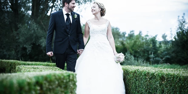 Hochzeitsfotos - Art des Shootings: Prewedding Shooting - Horben - Oh happy day!Moderne Bildbearbeitung lässt die verträumte Aufnahme dieses Hochzeitspaares noch mehr emotional mitfühlen.  - Fotografie by Carole Fleischmann