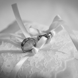 Hochzeitsfotograf: Ringkissen mit Ringen - einfach traumhaft - your magic day Hochzeitsfotograf
