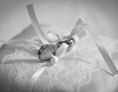Hochzeitsfotograf: Ringkissen mit Ringen - einfach traumhaft - your magic day Hochzeitsfotograf
