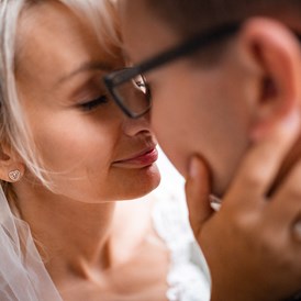 Hochzeitsfotograf: Sensual Bride kiss Groom - christianraufeisenphotography