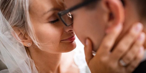 Hochzeitsfotos - Naumburg (Burgenlandkreis) - Sensual Bride kiss Groom - christianraufeisenphotography