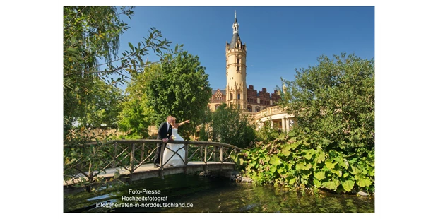 Hochzeitsfotos - Art des Shootings: Hochzeits Shooting - Kiel (Kreisfreie Stadt Kiel, Kreis Rendsburg-Eckernförde) - Brautpaar in Schwerin , am Schloss, Burggarten - REINHARD BALZEREK