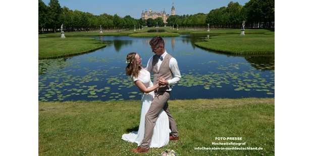 Hochzeitsfotos - Art des Shootings: Hochzeits Shooting - Kiel (Kreisfreie Stadt Kiel, Kreis Rendsburg-Eckernförde) - #brautpaarshooting#
#schloss schwerin#
#schlossgarten#
#kreuzkanal# - REINHARD BALZEREK