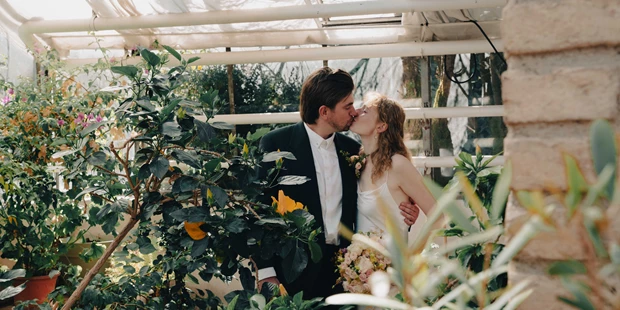 Hochzeitsfotos - Art des Shootings: Hochzeits Shooting - Oberbayern - Hochzeitspaar in der Alten Gärtnerei in Taufkirchen bei München - Wedding Dreamz