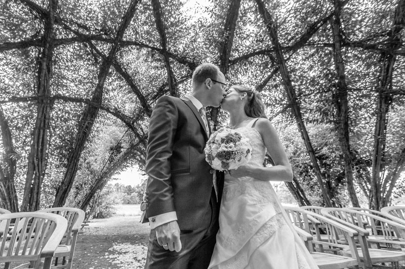 Hochzeitsfotos - Berufsfotograf - Velten - Hochzeitspaar im Weidendom Schlepzig – fotografiert von Hochzeitsfotograf Brandenburg, rotschwarz design. - rotschwarz design