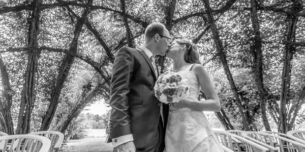 Hochzeitsfotos - Videografie buchbar - Brandenburg - Hochzeitspaar im Weidendom Schlepzig – fotografiert von Hochzeitsfotograf Brandenburg, rotschwarz design. - rotschwarz design