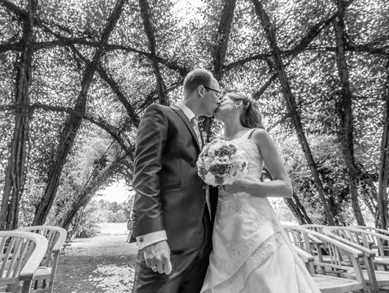 Hochzeitsfotograf: Hochzeitspaar im Weidendom Schlepzig – fotografiert von Hochzeitsfotograf Brandenburg, rotschwarz design. - rotschwarz design