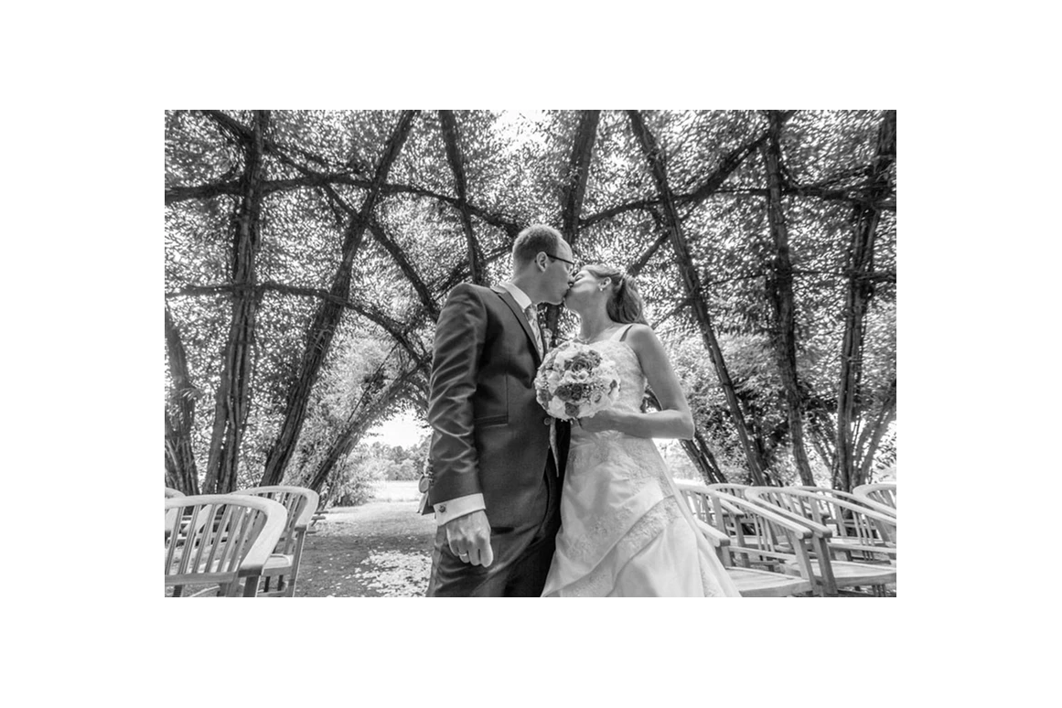 Hochzeitsfotograf: Hochzeitspaar im Weidendom Schlepzig – fotografiert von Hochzeitsfotograf Brandenburg, rotschwarz design. - rotschwarz design