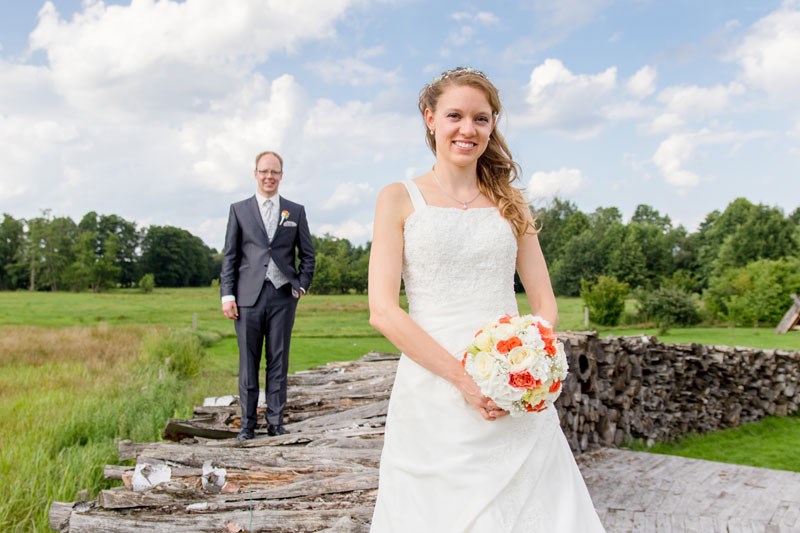 Hochzeitsfotograf: Brautpaar in Schlepzig nahe des Weidendom. - rotschwarz design