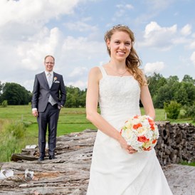 Hochzeitsfotograf: Brautpaar in Schlepzig nahe des Weidendom. - rotschwarz design