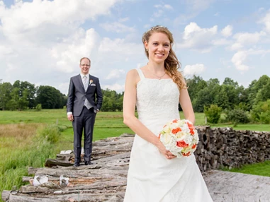 Hochzeitsfotograf: Brautpaar in Schlepzig nahe des Weidendom. - rotschwarz design