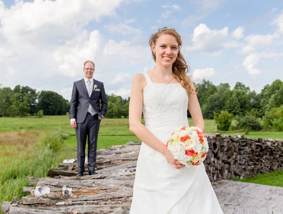 Hochzeitsfotograf: Brautpaar in Schlepzig nahe des Weidendom. - rotschwarz design
