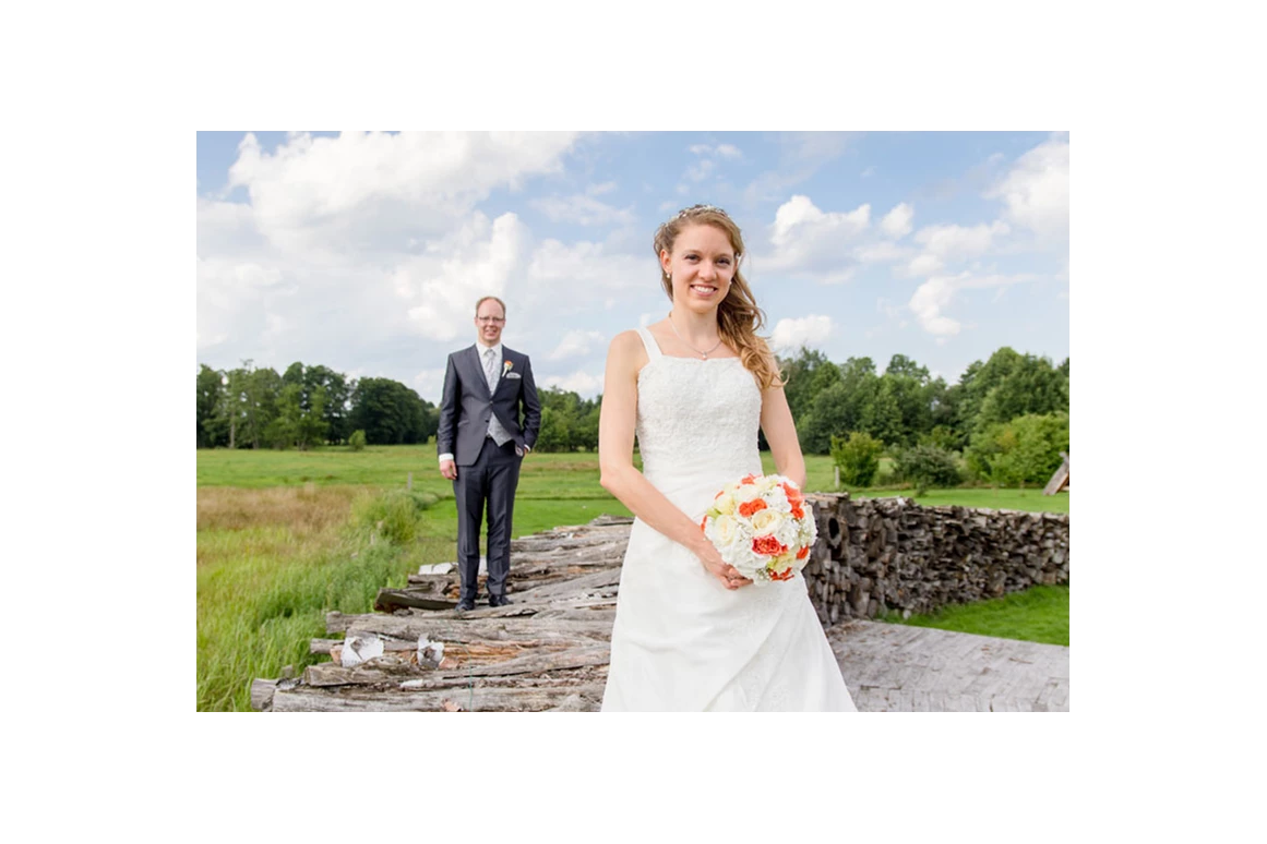 Hochzeitsfotograf: Brautpaar in Schlepzig nahe des Weidendom. - rotschwarz design