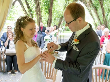 Hochzeitsfotograf: Ringanstecken im Weidendom Schlepzig bei einer Hochzeit im Spreewald. - rotschwarz design