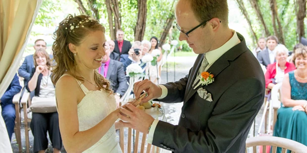 Hochzeitsfotos - Videografie buchbar - Brandenburg - Ringanstecken im Weidendom Schlepzig bei einer Hochzeit im Spreewald. - rotschwarz design