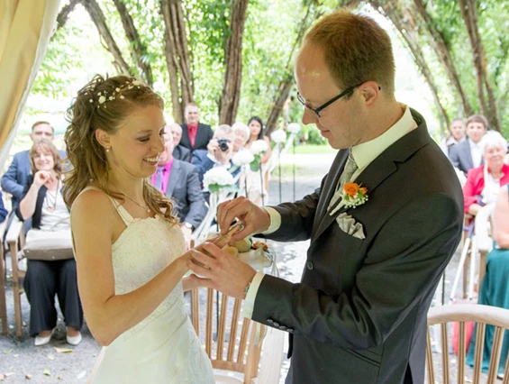 Hochzeitsfotograf: Ringanstecken im Weidendom Schlepzig bei einer Hochzeit im Spreewald. - rotschwarz design
