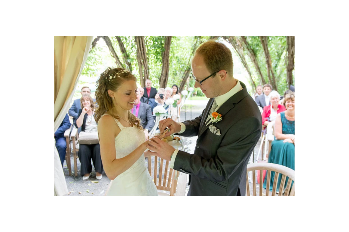 Hochzeitsfotograf: Ringanstecken im Weidendom Schlepzig bei einer Hochzeit im Spreewald. - rotschwarz design