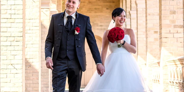 Hochzeitsfotos - Videografie buchbar - Brandenburg - Fröhliches Brautpaar in Potsdam-Bornstedt – festgehalten durch Hochzeitsfotograf Potsdam. - Hochzeitsfotograf Potsdam