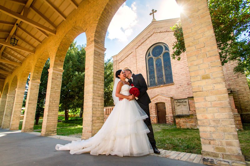 Hochzeitsfotos - Berufsfotograf - Velten - Ausgelassnes Brautpaarshooting in der Dorfkirche in Potsdam-Bornstedt. - Hochzeitsfotograf Potsdam