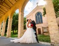 Hochzeitsfotograf: Ausgelassnes Brautpaarshooting in der Dorfkirche in Potsdam-Bornstedt. - Hochzeitsfotograf Potsdam
