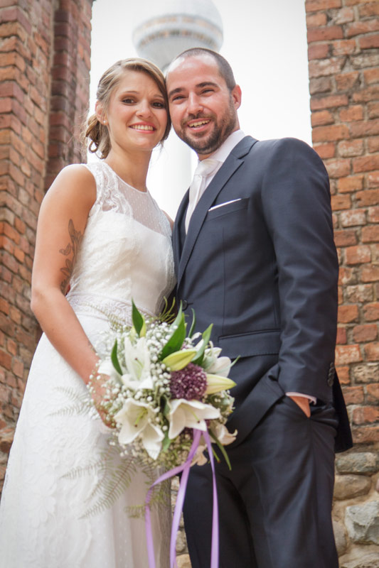 Hochzeitsfotos - Berufsfotograf - Velten - Junges Brautpaar in der Franziskanerkirchruine in Berlin-Mitte. - Hochzeitsfotograf Berlin – Christoph Freytag