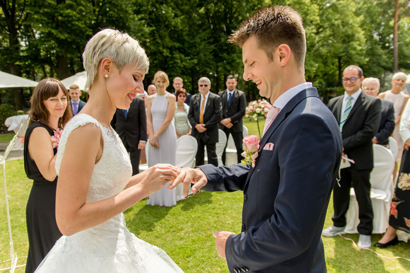 Hochzeitsfotos - Berufsfotograf - Velten - Ringtausch bei freier Trauung in Berlin-Wannsee, Haus Sanssouci. - Hochzeitsfotograf Berlin – Christoph Freytag