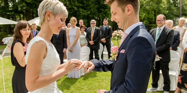Hochzeitsfotos - Videografie buchbar - Brandenburg - Ringtausch bei freier Trauung in Berlin-Wannsee, Haus Sanssouci. - Hochzeitsfotograf Berlin – Christoph Freytag