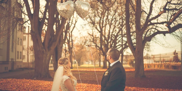 Hochzeitsfotos - Spalt - Hochzeitspaar a nice wedding couple walking in the green garden holding hands and looking at each other Fotograf Ulm Neu-Ulm
fotografulm.com - Fotograf Ulm