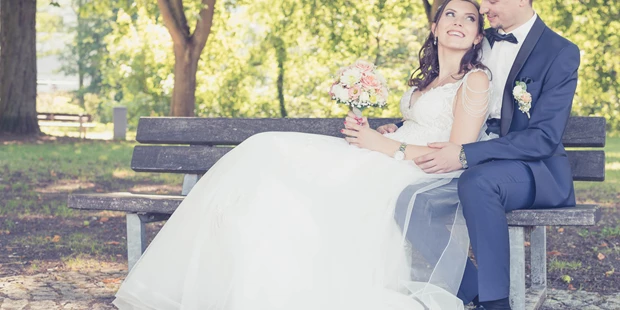 Hochzeitsfotos - Spalt - Happy Bride And Groom Sitting Fotograf Ulm Bride & Groom sitting on wooden bench
fotografulm.com - Fotograf Ulm