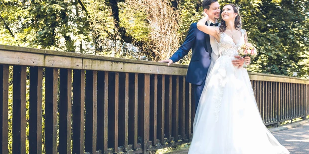 Hochzeitsfotos - Spalt - Brautpaar auf Brücke in der Natur  Fotograf Ulm Beautiful young Caucasian newlyweds in nature in Sommer
fotografulm.com - Fotograf Ulm