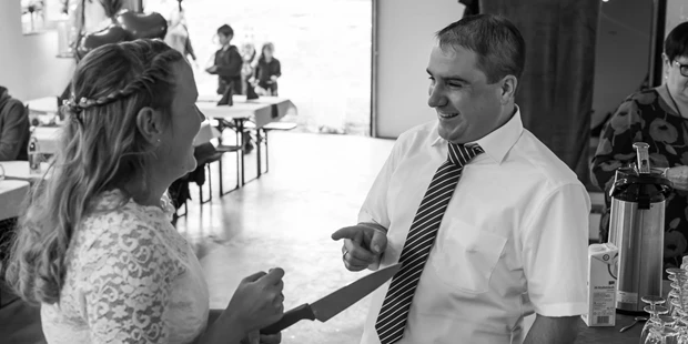 Hochzeitsfotos - Spalt - Laughing bride and groom cutting cake for guests during outdoor wedding reception
fotografulm.com - Fotograf Ulm