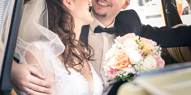 Hochzeitsfotos - Spalt - Bridal couple in car Fotograf Ulm fotografulm.com - Fotograf Ulm