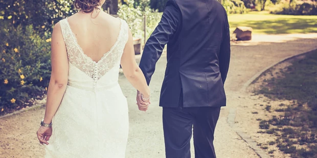 Hochzeitsfotos - Spalt - Hochzeitspaar zu Fuß unterwegs fotografulm.com - Fotograf Ulm