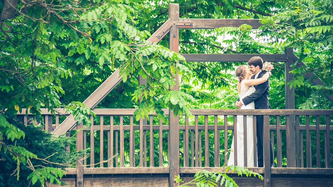 Hochzeitsfotograf: Brautpaar auf Brücke in der Natur fotografulm.com - Fotograf Ulm