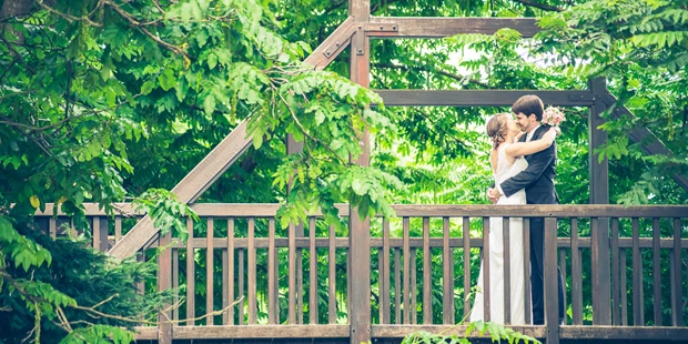 Hochzeitsfotos - Spalt - Brautpaar auf Brücke in der Natur fotografulm.com - Fotograf Ulm